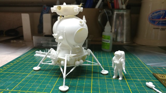 MADE OF METAL AND PLASTIC 12/" TALL Details about  / 1:20 SCALE MODEL OF SOVIET LK LUNAR LANDER